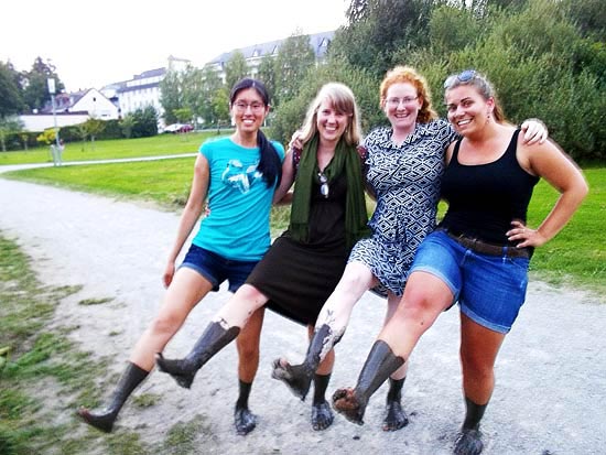 4 people standing on gravel path showing hydrotherapeutic practices