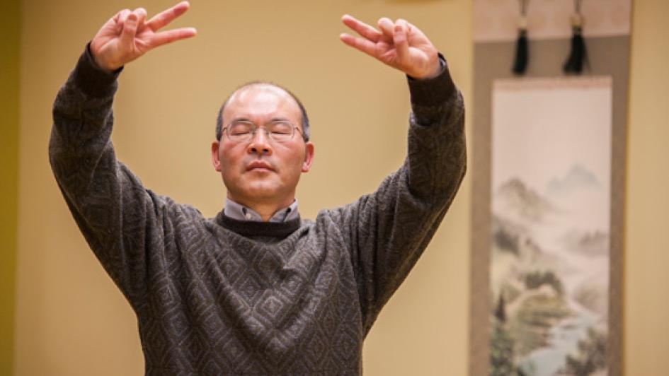 Guan Cheng Sun practing qigong